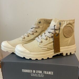 BRAND NEW Palladium Pampas Boots- Size 5